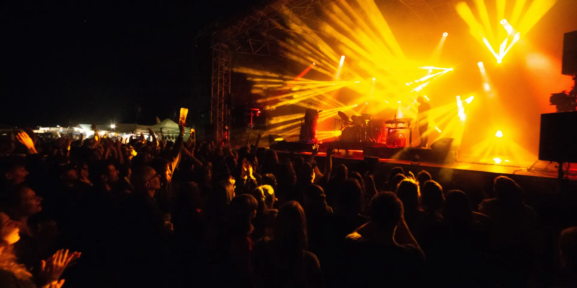 Menschenmenge bei einem Konzert mit hellen Scheinwerfern