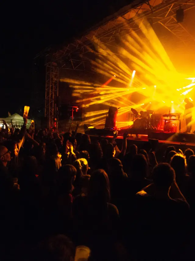 Foule assistant à un concert avec des projecteurs lumineux