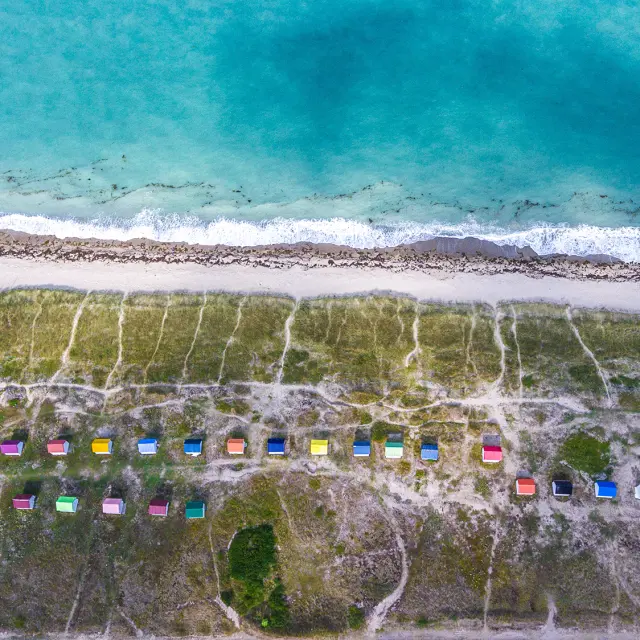 Vue du ciel de la plage et des cabines de Gouville sur Mer