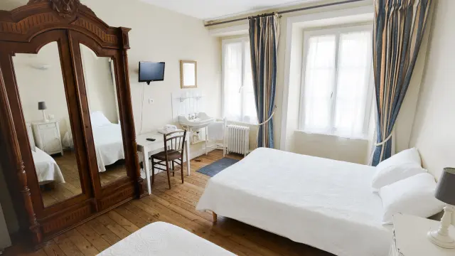 Chambre avec deux lits à l'hôtel de La Gare de Gavray-sur-Sienne