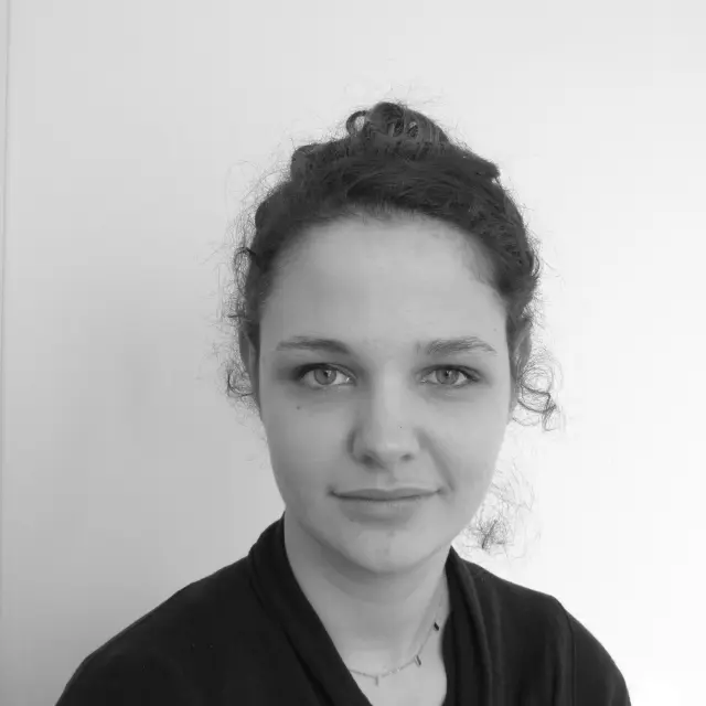 Portrait en noir et blanc d'une jeune femme avec les cheveux attachés