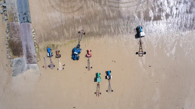 Filmcrew mit Kameras und Ausrüstung am Strand