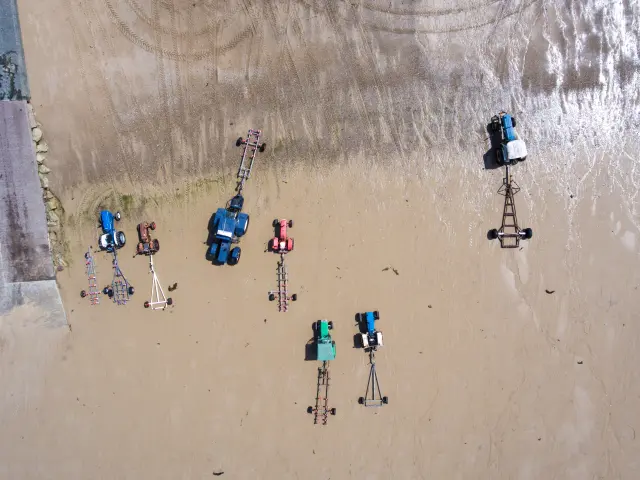 Filmcrew mit Kameras und Ausrüstung am Strand