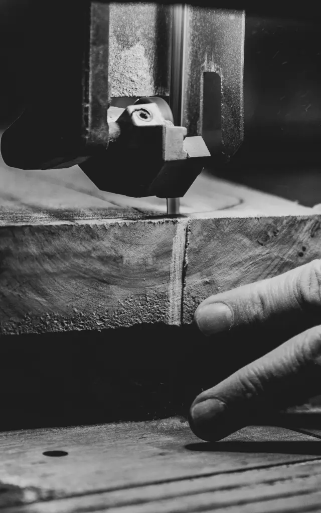 Un artisan utilise une machine pour sculpter une pièce de bois