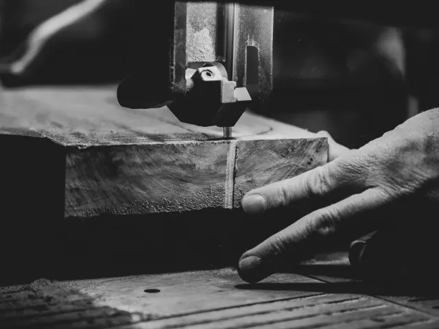 Un artisan utilise une machine pour sculpter une pièce de bois