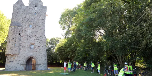 Groupe de cyclistes devant l'Ermitage Saint Gerbold