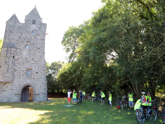 Groupe de cyclistes devant l'Ermitage Saint Gerbold