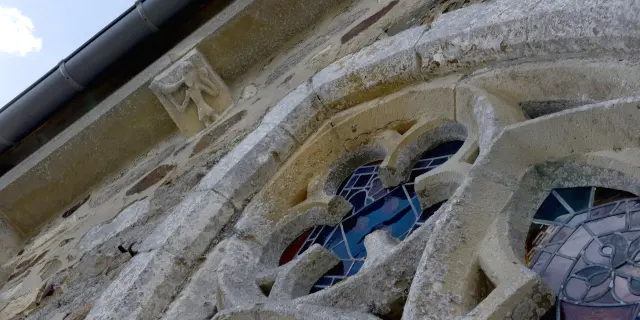 Vitrail gothique de l'église de Savigny