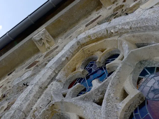 Vitrail gothique de l'église de Savigny