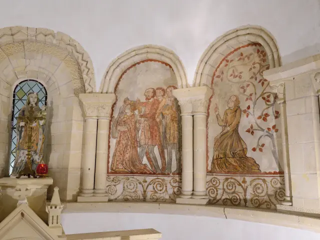Mittelalterliche Fresken, die religiöse Szenen in einer Kapelle darstellen