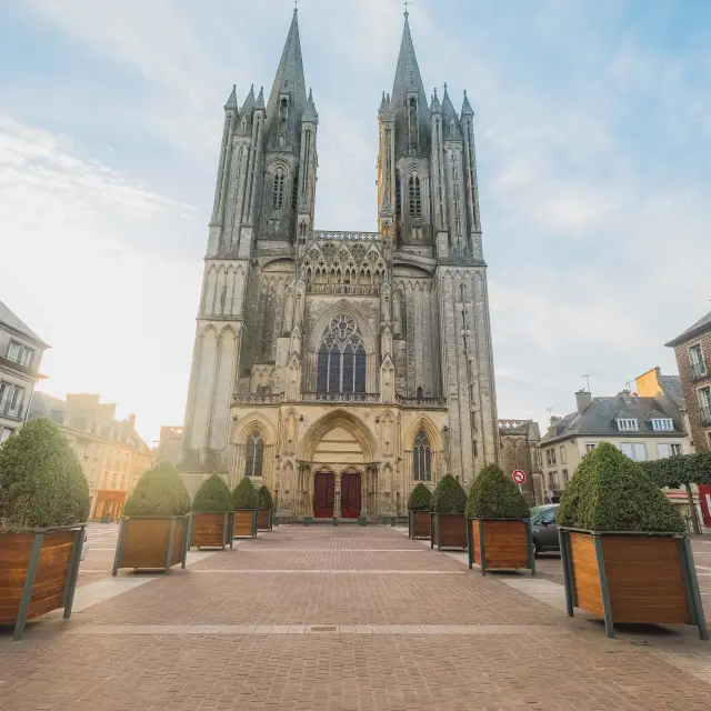 Façade de la cathédrale de Coutances