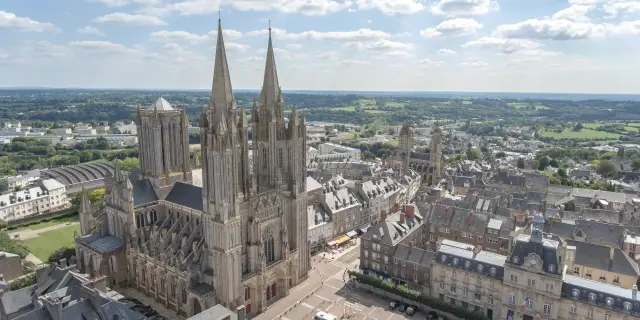 Vue aérienne de la cathédrale de Coutances
