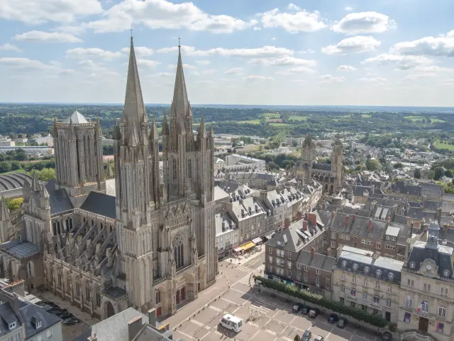 Vue aérienne de la cathédrale de Coutances