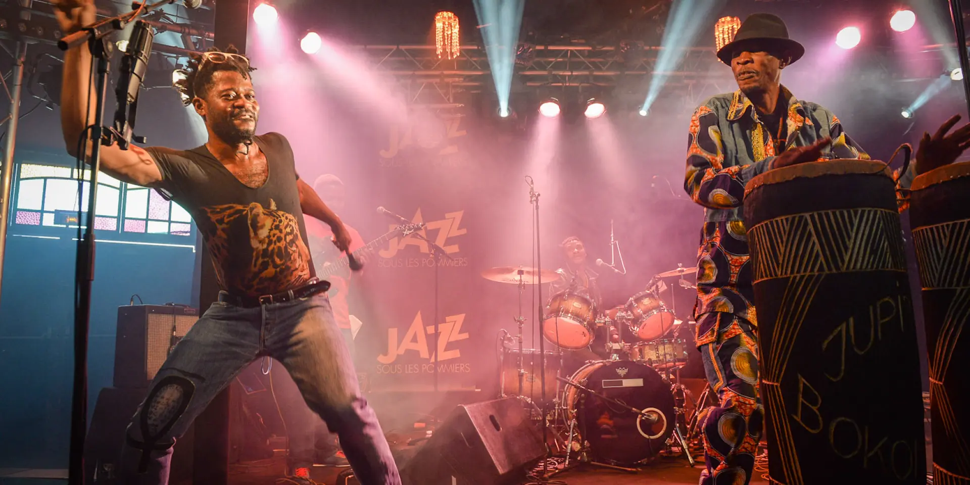 Zwei Musiker auf der Bühne bei einem Jazzkonzert
