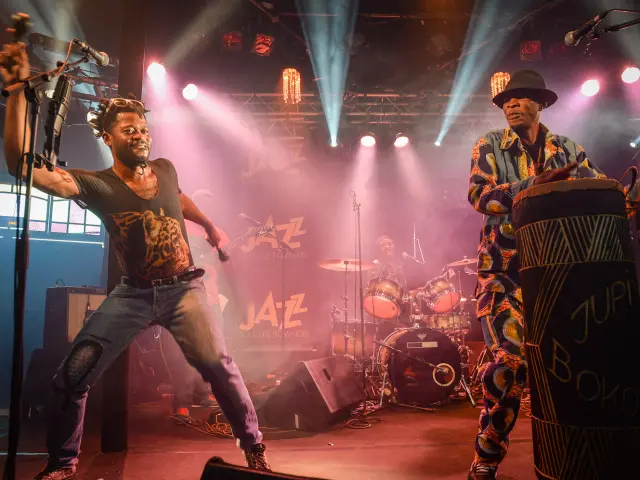 Zwei Musiker auf der Bühne bei einem Jazzkonzert