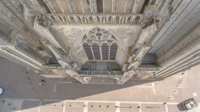 Luftaufnahme der Fassade einer gotischen Kathedrale mit einem großen Rosenfenster