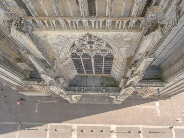 Luftaufnahme der Fassade einer gotischen Kathedrale mit einem großen Rosenfenster
