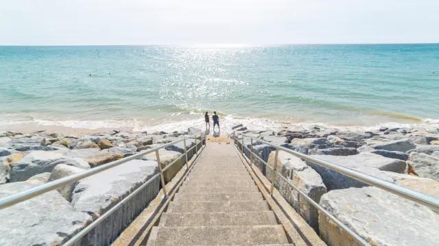 Descente vers la plage et la mer