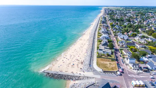 Vue aérienne de la plage à Agon COutainville