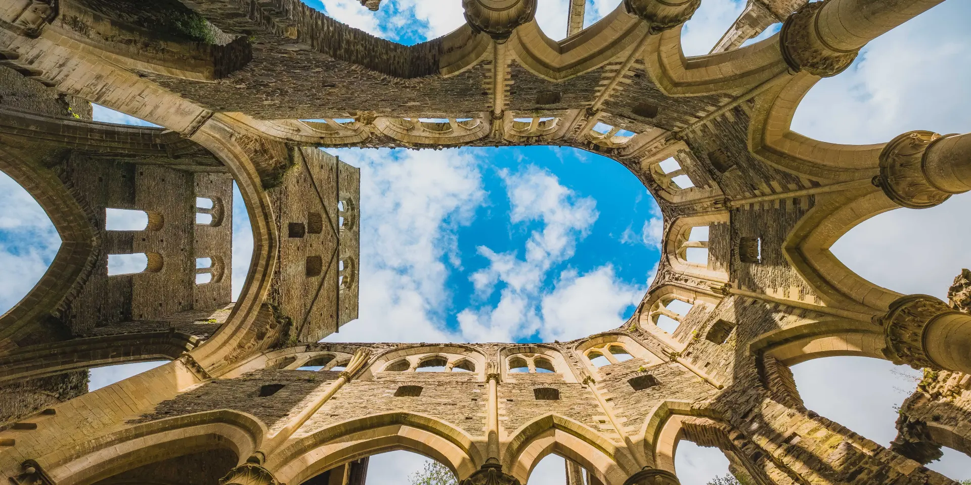 Vue vers le ciel à travers les arches des ruines de l'abbaye de Hambye