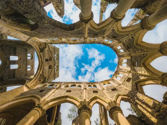 Vue vers le ciel à travers les arches des ruines de l'abbaye de Hambye