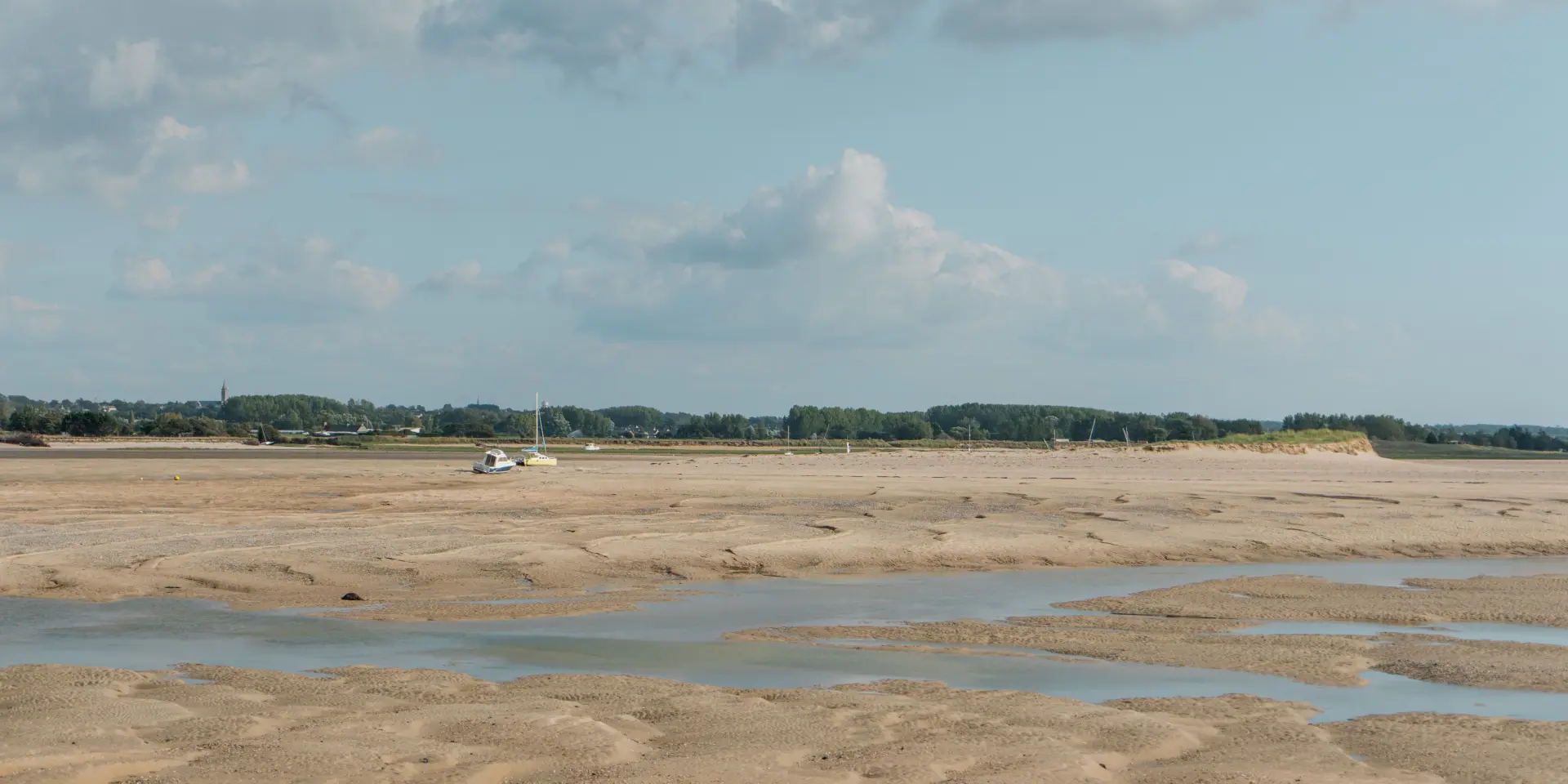 Vue sur le havre de la Vanlée à marée basse