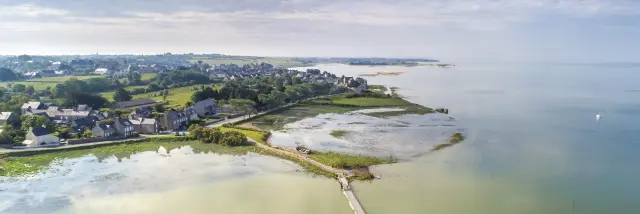 Vue aérienne de Regnéville sur mer et du havre