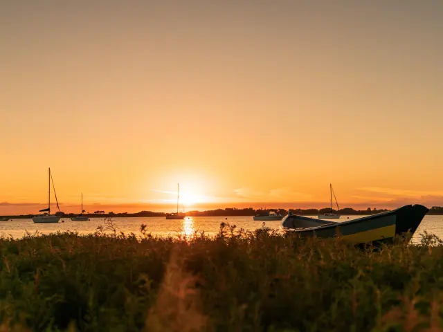 Boote am Ufer bei Sonnenuntergang