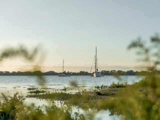 Boote am See beim Sonnenuntergang