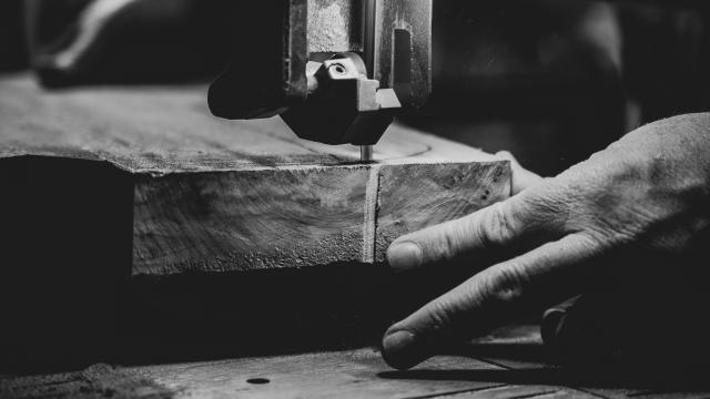 Un artisan utilise une machine pour sculpter une pièce de bois