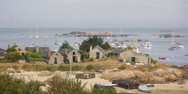 Village côtier avec des bateaux amarrés et des maisons en pierre