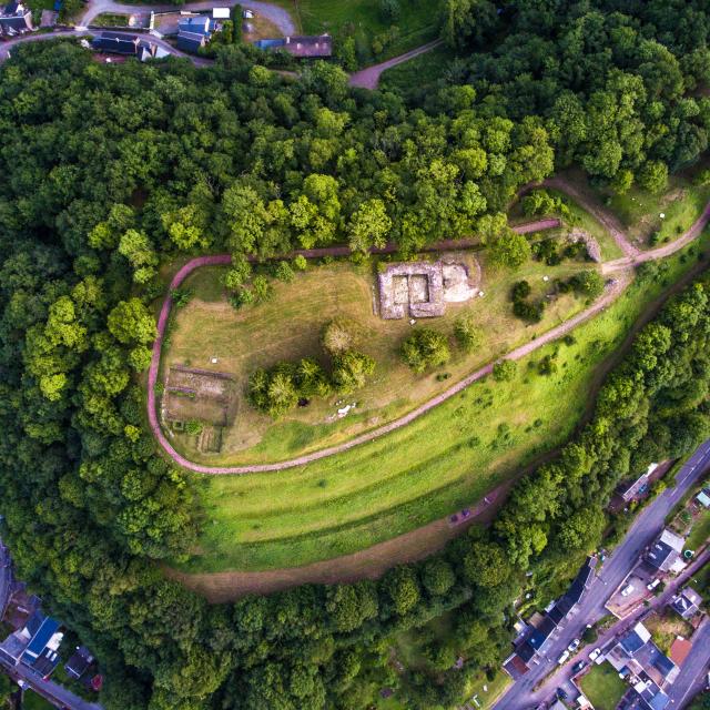 Site des ruines du château de Gavray-sur-Sienne vu du dessus