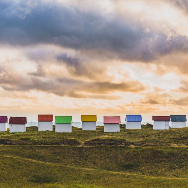 Cabines de Gouville sur Mer avec un ciel orageux et gris