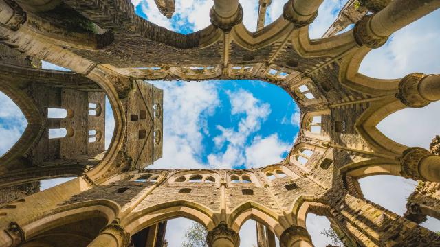 Vue vers le ciel à travers les arches des ruines de l'abbaye de Hambye