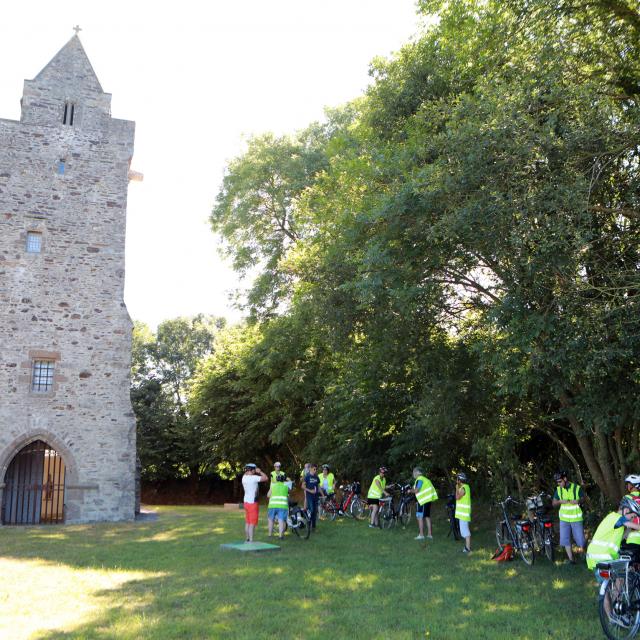 Groupe de cyclistes devant l'Ermitage Saint Gerbold
