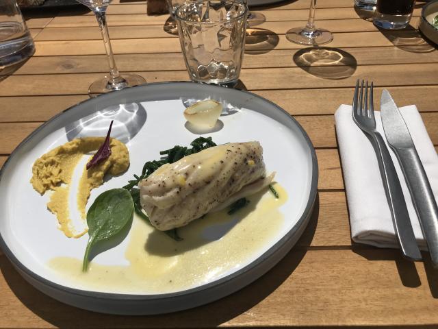 Assiette de poisson avec sauce et accompagnements