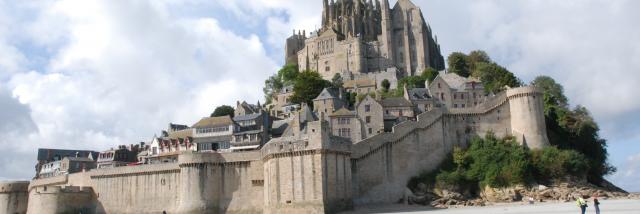 Mont Saint-Michel avec des visiteurs sur la plage