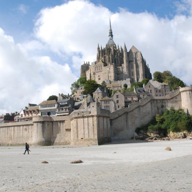 Mont Saint-Michel avec des visiteurs sur la plage