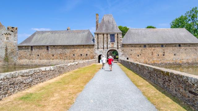 Deux personnes marchent vers l'entrée du Château de Gratot
