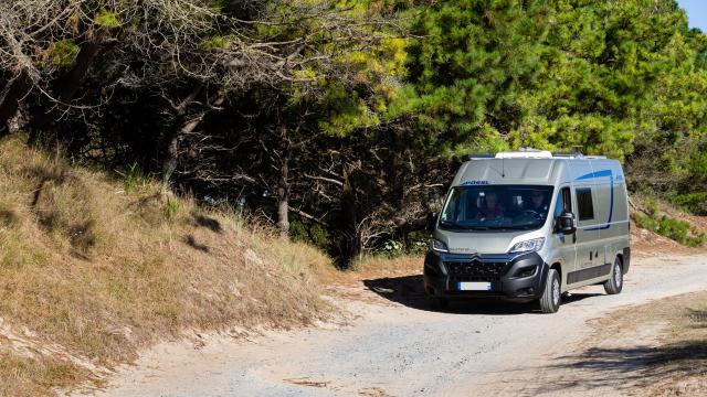 Grauer Wohnwagen auf einer Landstraße