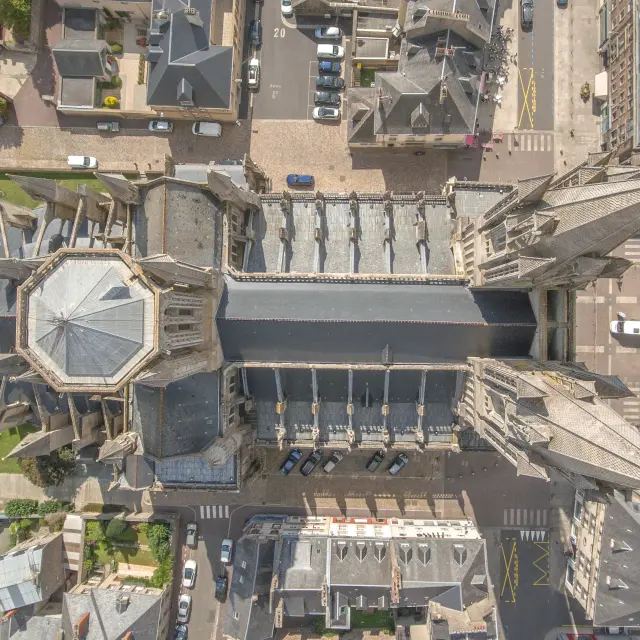 Vue aérienne du dessus de la cathédrale de Coutances