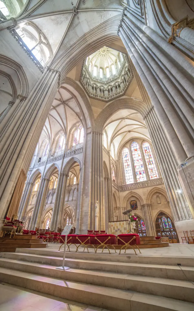 Vue de l'intérieur de la cathédrale de Coutances