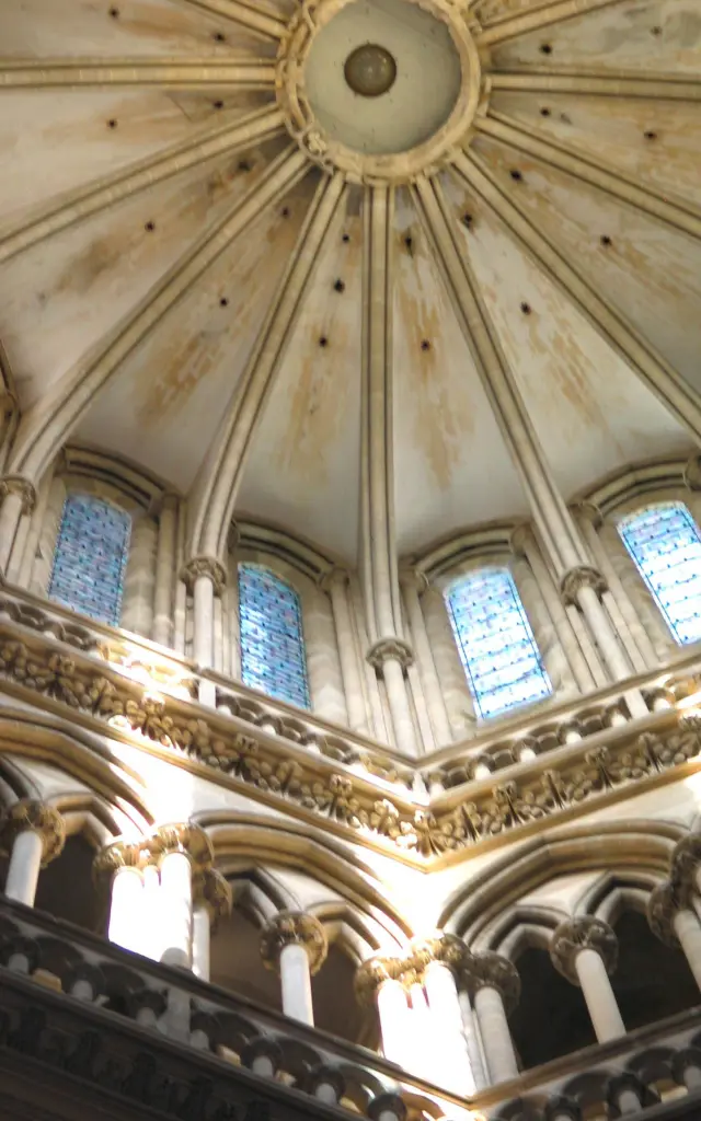 Voute gothique avec des fenêtres en vitrail dans la cathédrale de Coutances