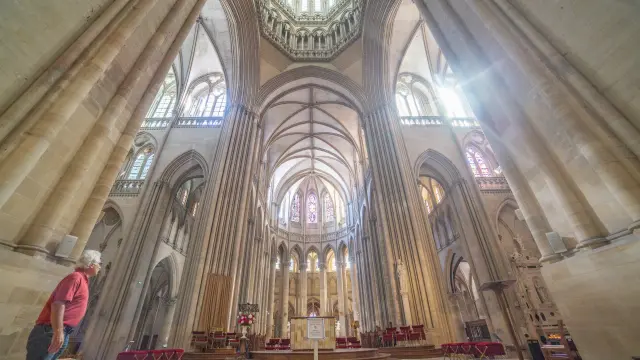 Vue de l'intérieur de la cathédrale de Coutances
