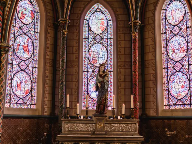 Autel avec des bougies et une statue dans la cathédrale de Coutances