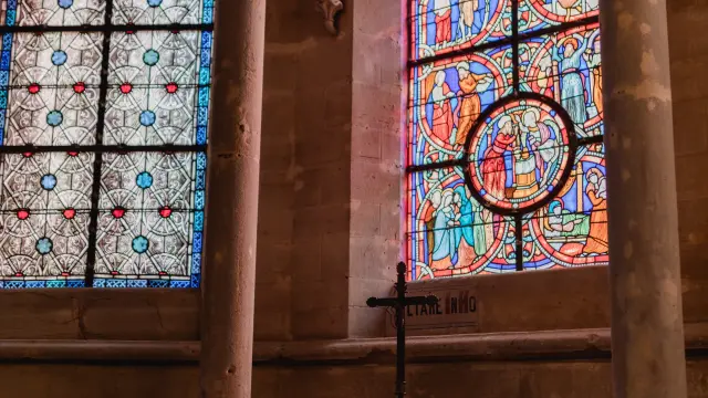Deux vitraux colorés dans la cathédrale de Coutances