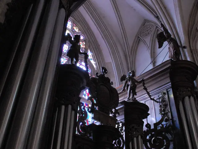 Orgue dans la cathédrale de Coutances avec des tuyaux et des sculptures