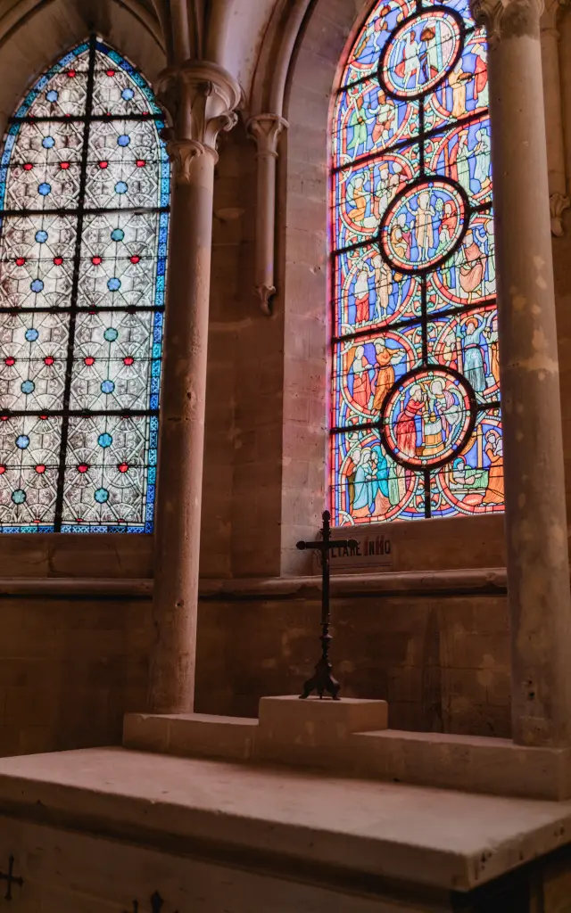 Chapelle et vitraux dans la cathédrale de Coutances