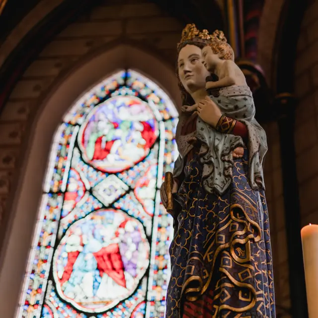 Statue de la Vierge Marie tenant l'Enfant Jésus dans la cathédrale de Coutances