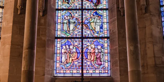 Vitrail coloré dans la cathédrale de Coutances